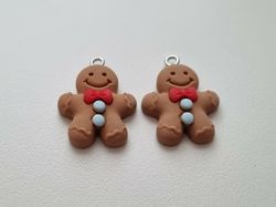 2 st glada pepparkaksgubbar med röda flugor och blå knappar