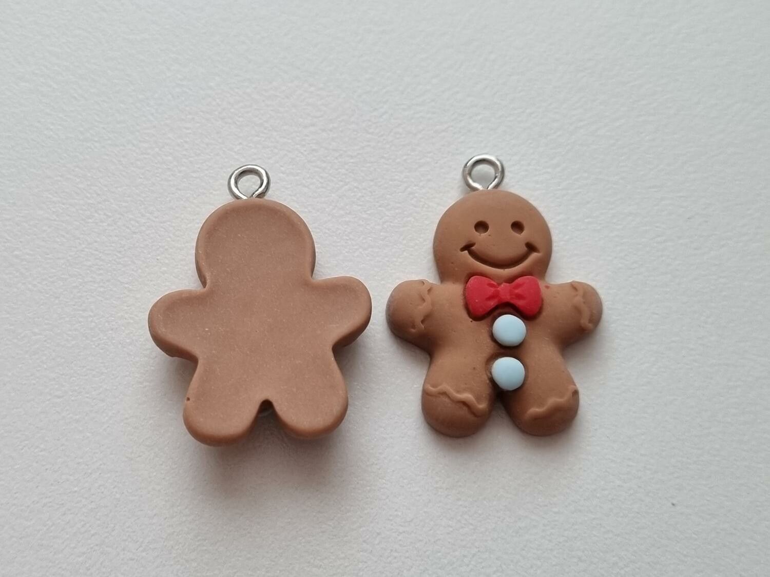 2 st glada pepparkaksgubbar med röda flugor och blå knappar