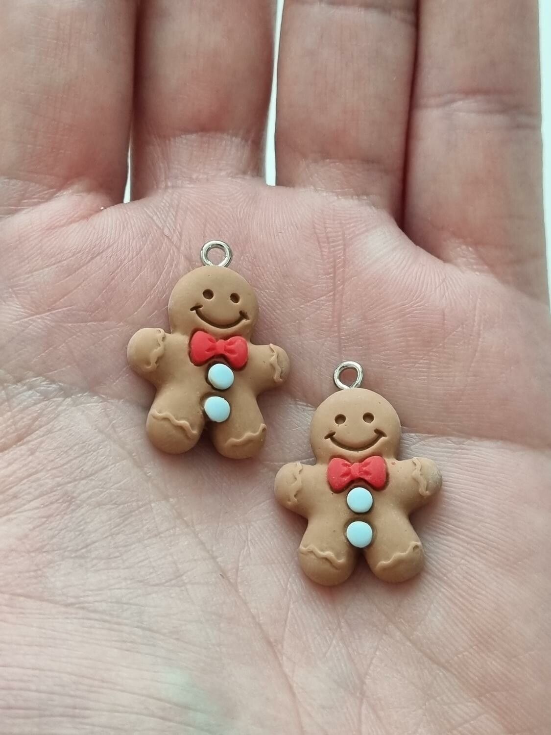 2 st glada pepparkaksgubbar med röda flugor och blå knappar