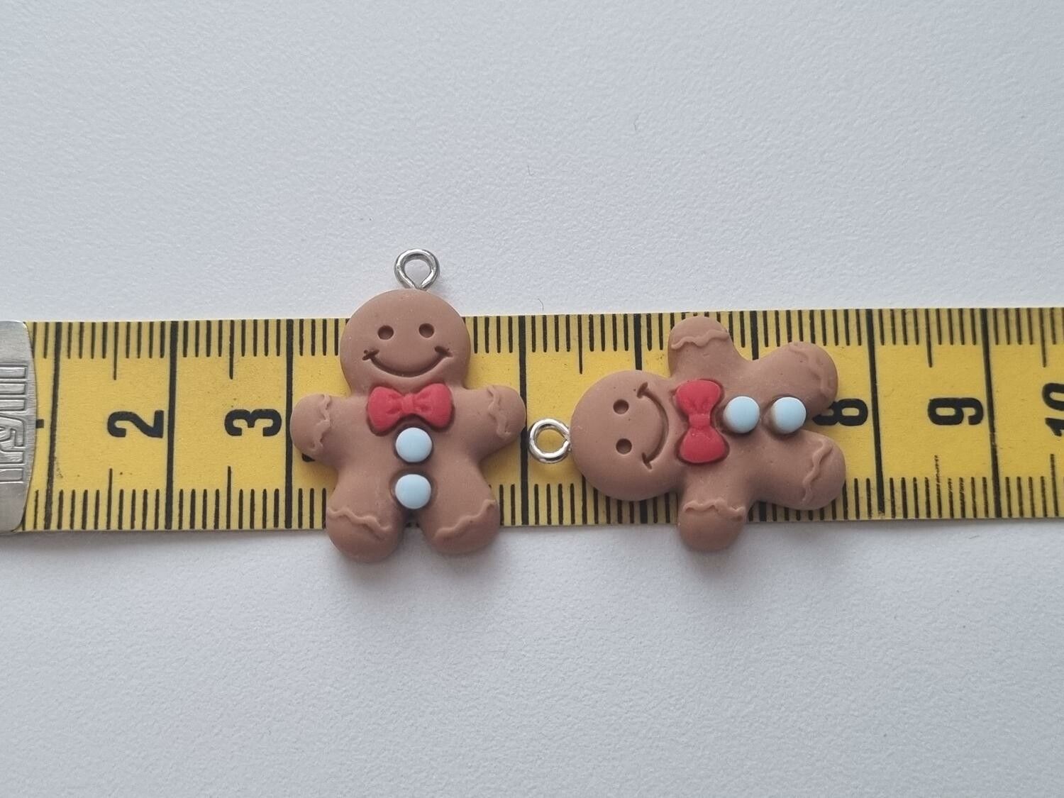 2 st glada pepparkaksgubbar med röda flugor och blå knappar