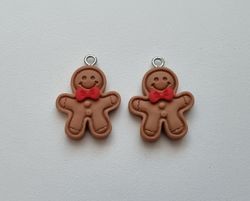 2 st glada pepparkaksgubbar med röda flugor berlocker hängen