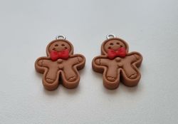 2 st glada pepparkaksgubbar med röda flugor berlocker hängen