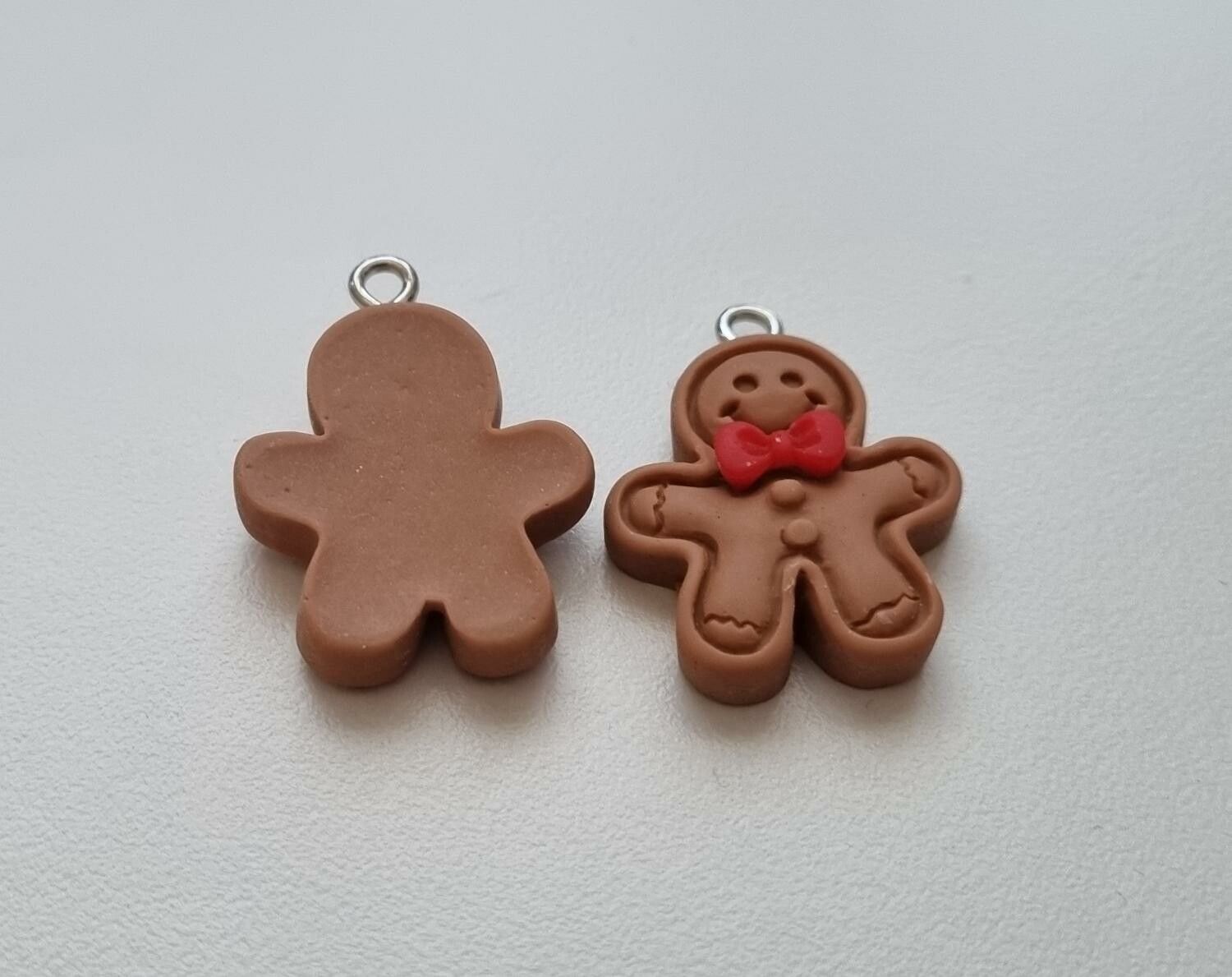 2 st glada pepparkaksgubbar med röda flugor berlocker hängen