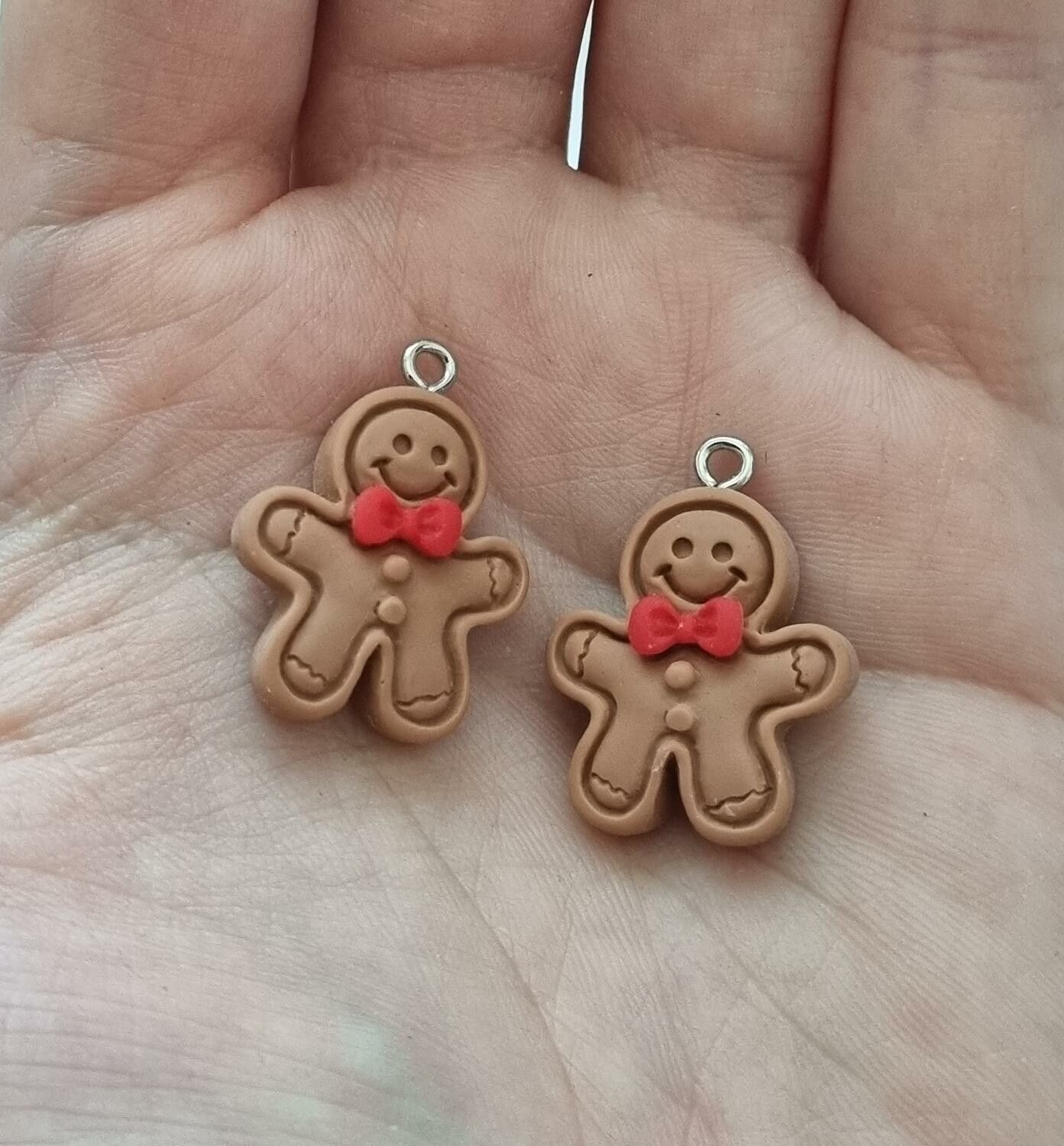 2 st glada pepparkaksgubbar med röda flugor berlocker hängen