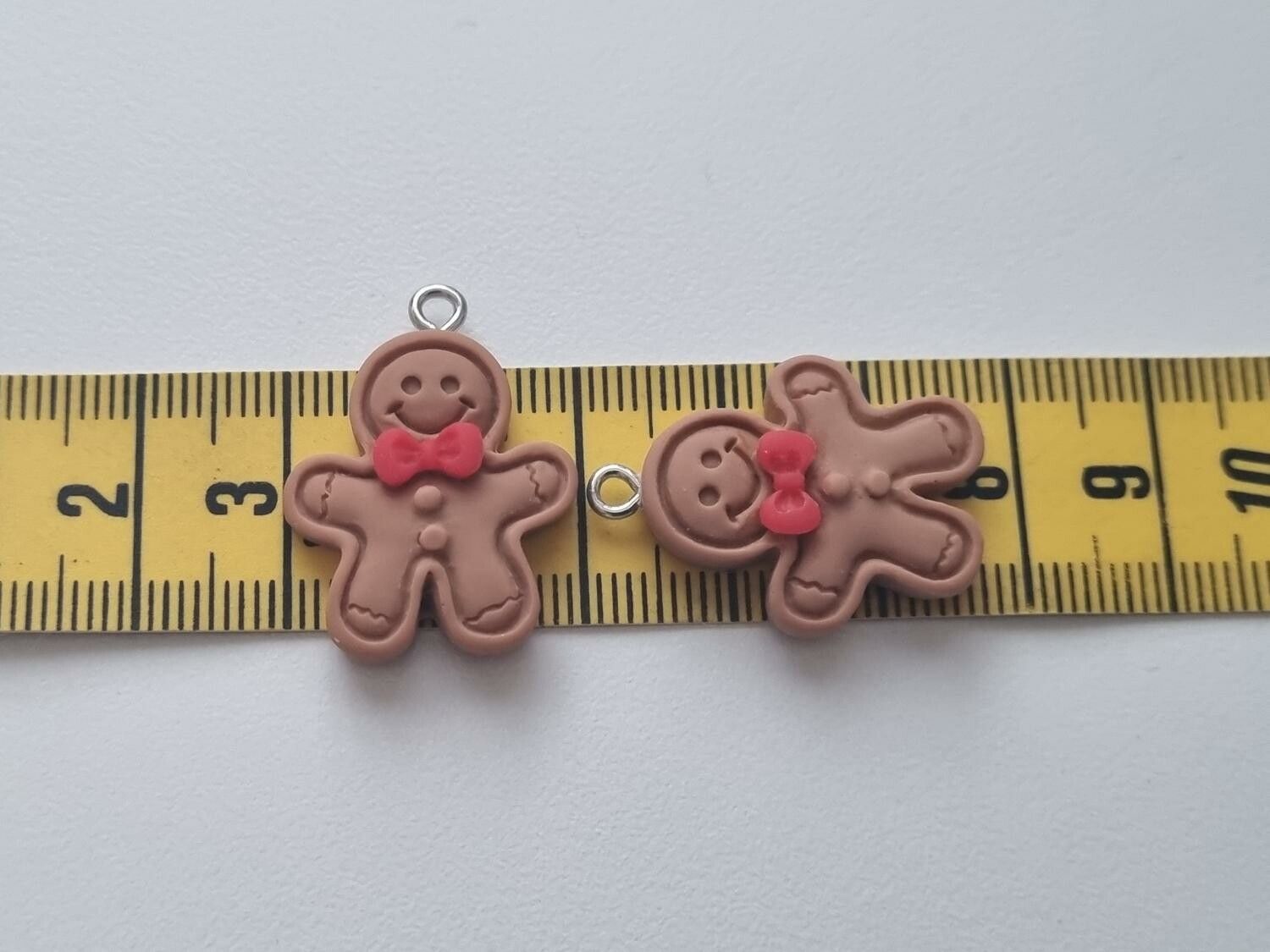 2 st glada pepparkaksgubbar med röda flugor berlocker hängen