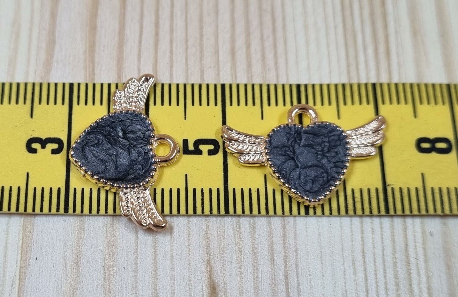 2 st berlocker Hjärtan med vingar (svarta)