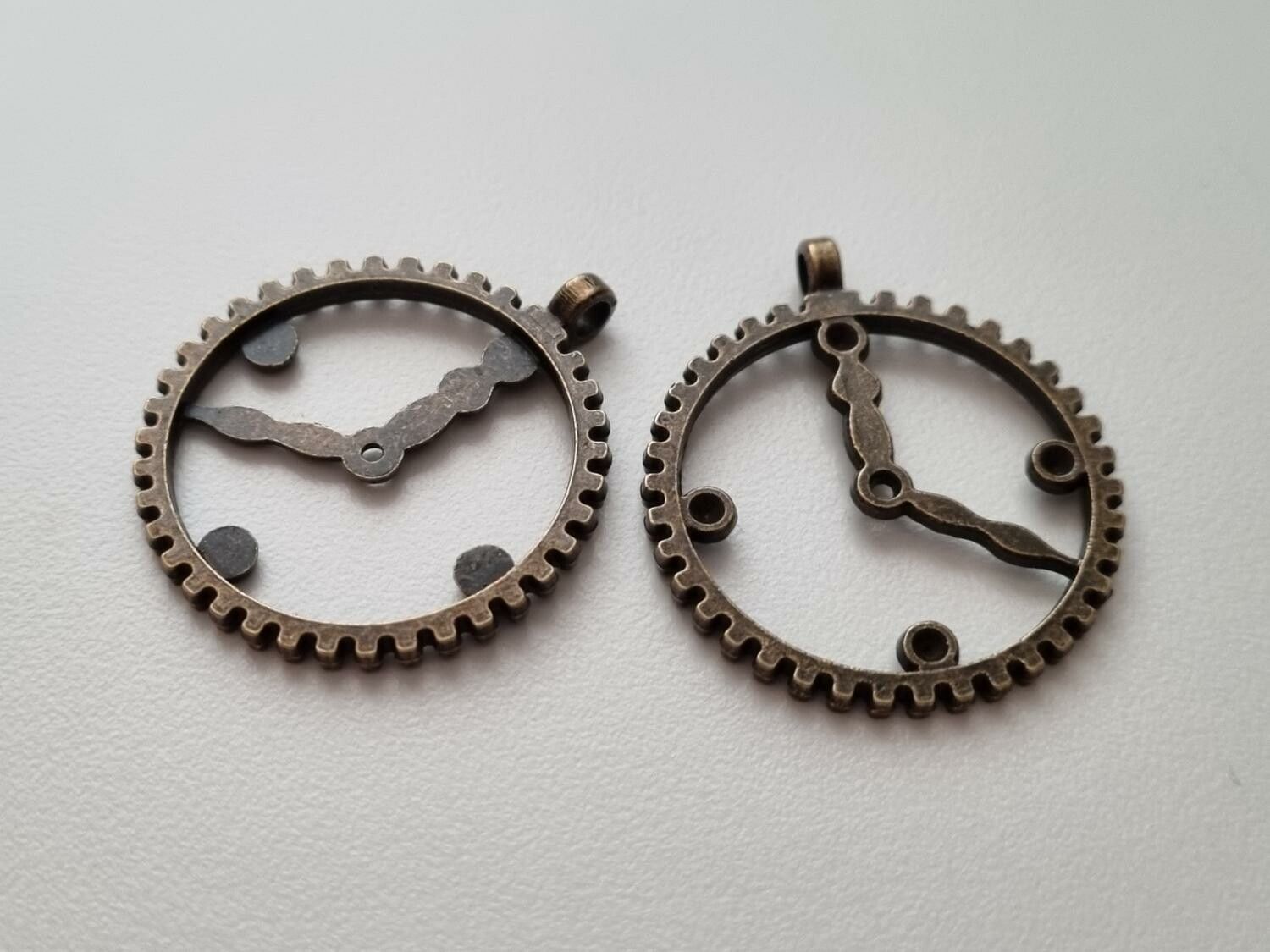 Klockberlock i steampunk, bronsfärgad charm klocka