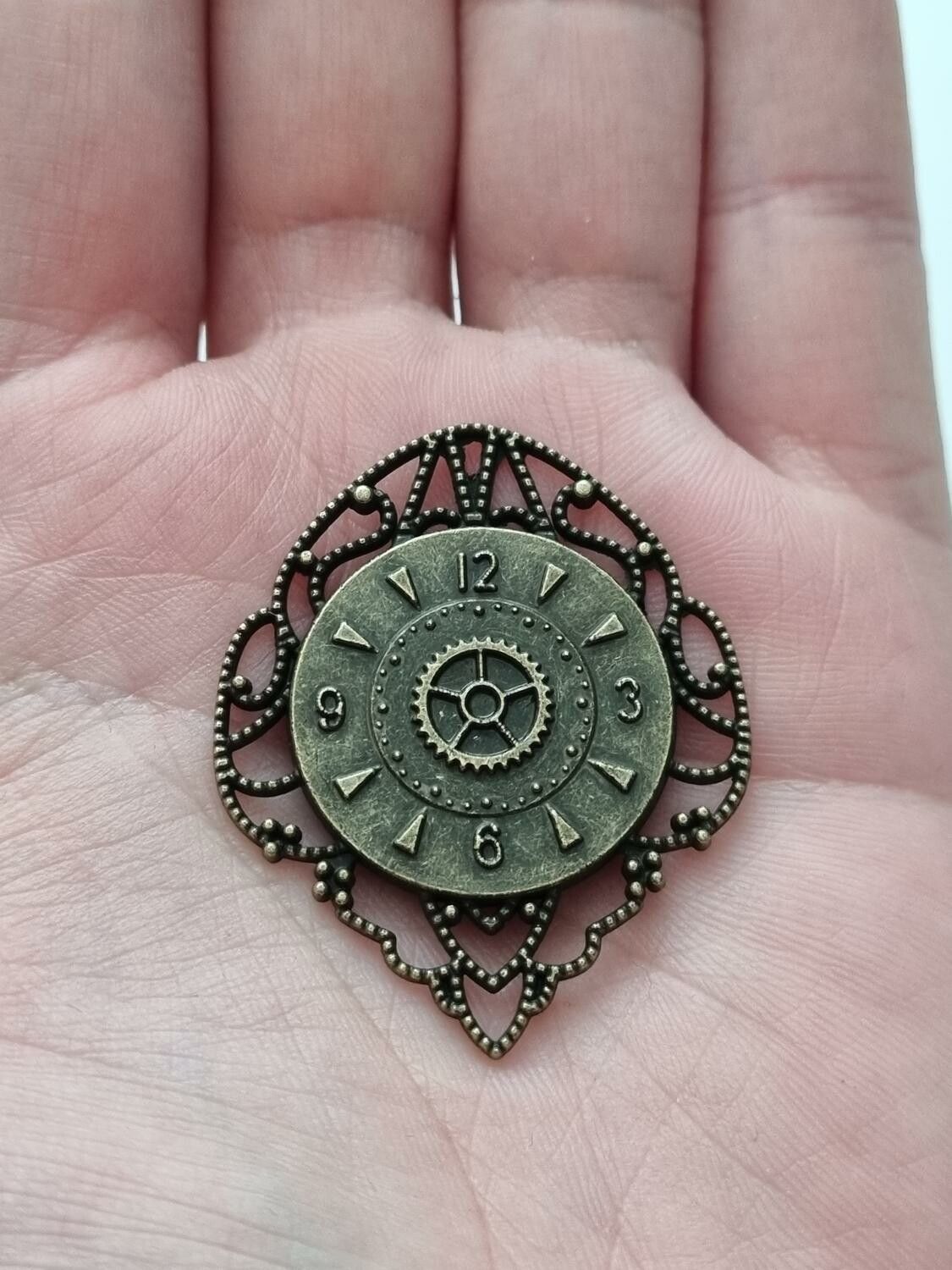 Bronsfärgad berlock, klocka i steampunk, klockberlock
