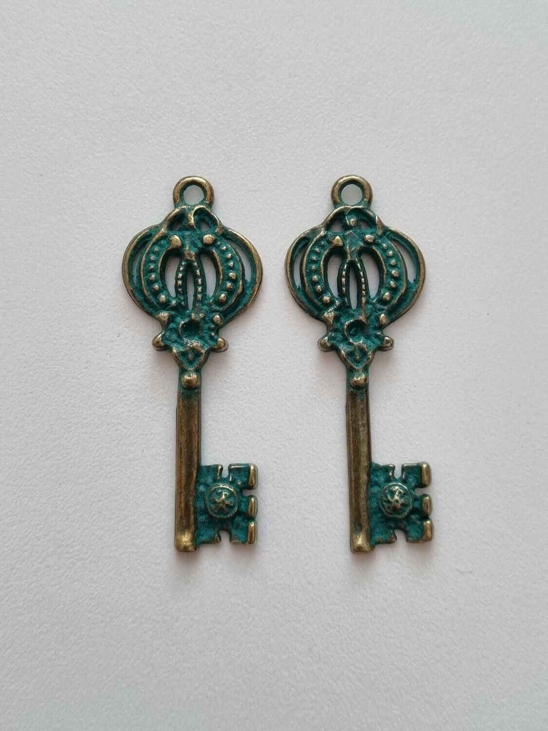 2 st vintageliknande nycklar, retro nycklar berlocker