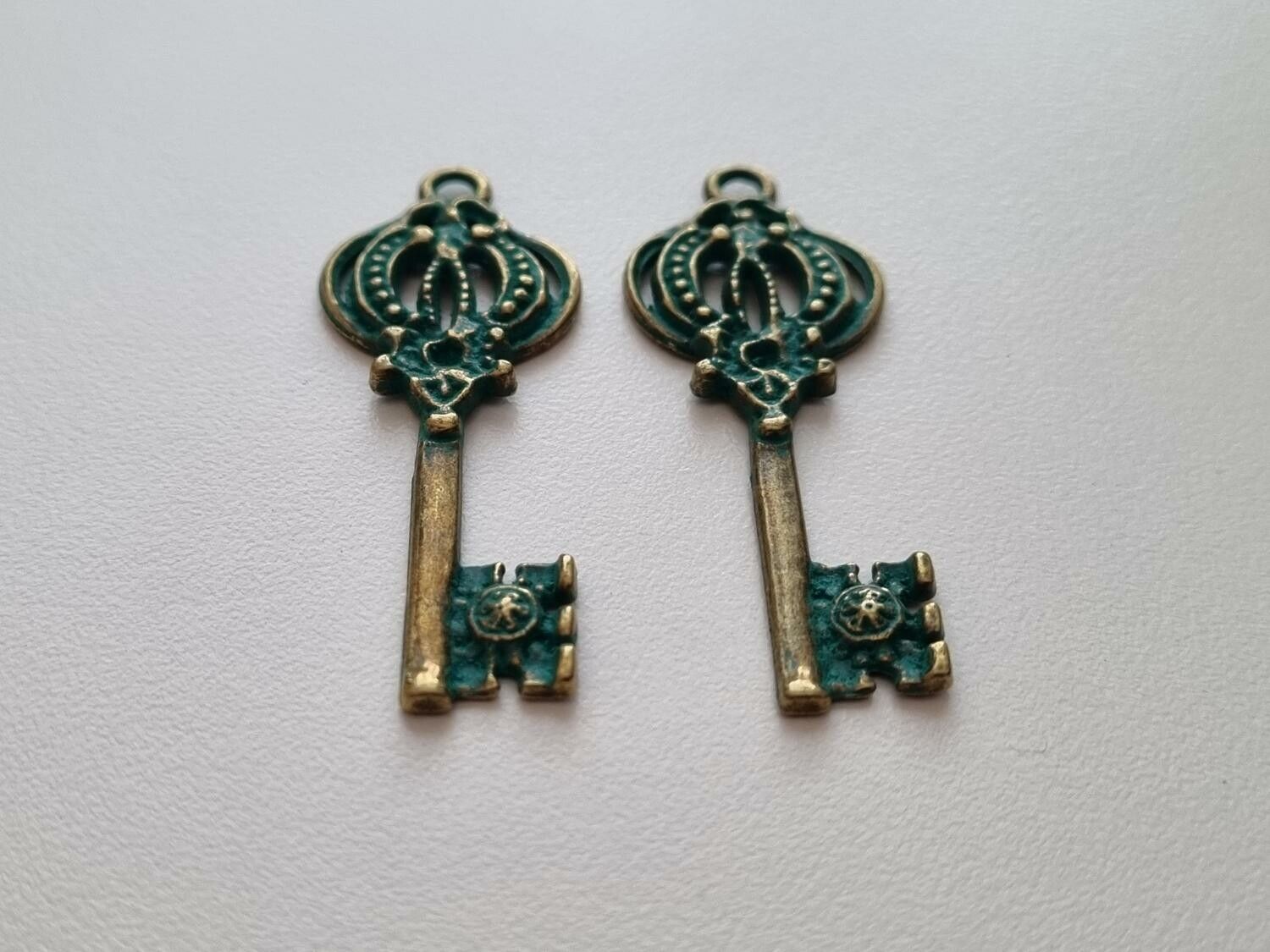 2 st vintageliknande nycklar, retro nycklar berlocker