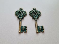2 st vintageliknande nycklar, retro nycklar berlocker