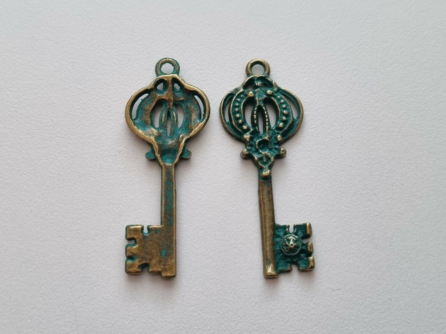 2 st vintageliknande nycklar, retro nycklar berlocker