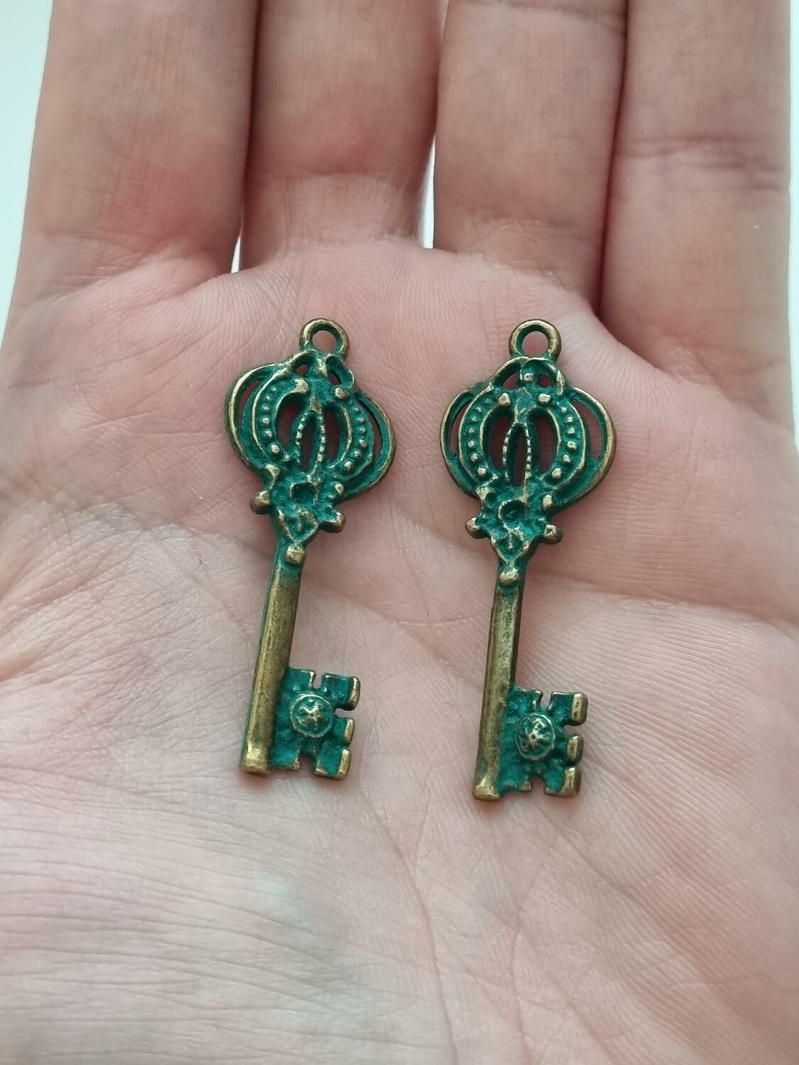 2 st vintageliknande nycklar, retro nycklar berlocker