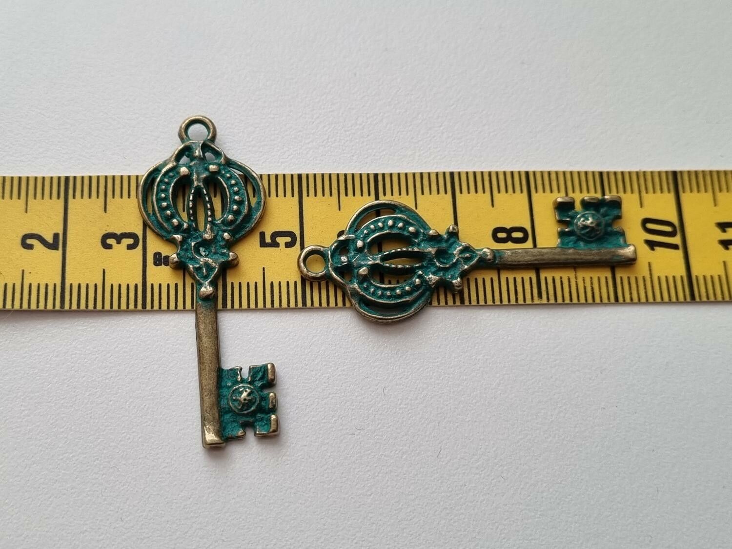 2 st vintageliknande nycklar, retro nycklar berlocker