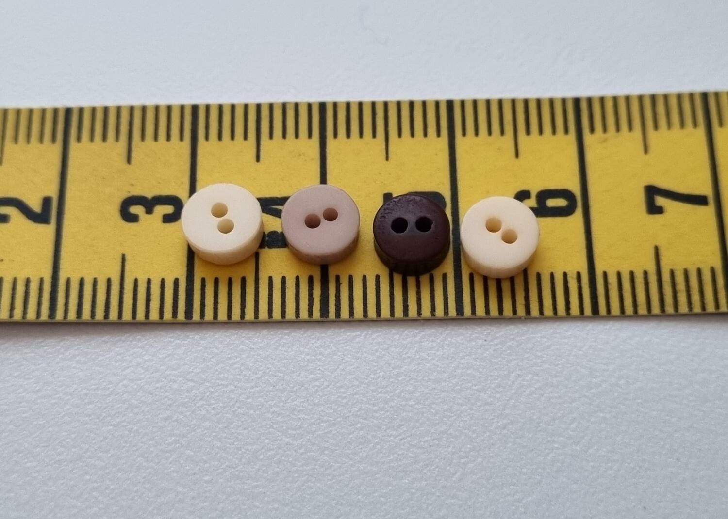 25 st knappar / dockknappar (6 mm, hål 1 mm) i varande färger