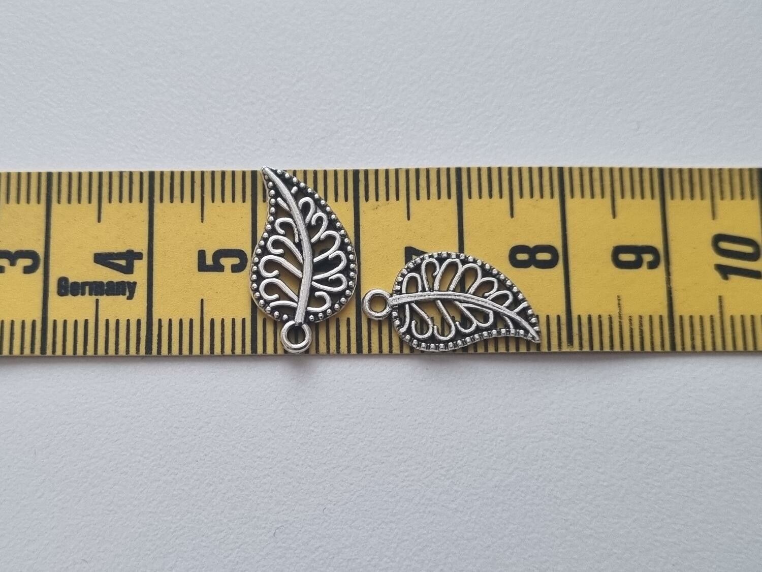 10 st silverfärgade löv berlocker