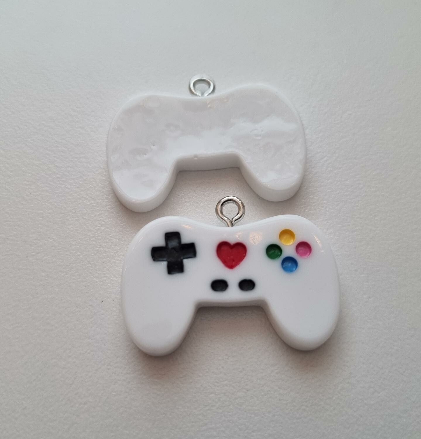 2 st Berlocker Handkontroller, hängen miniatyrer (vita)