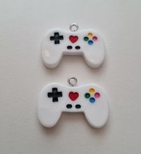 2 st Berlocker Handkontroller, hängen miniatyrer (vita)