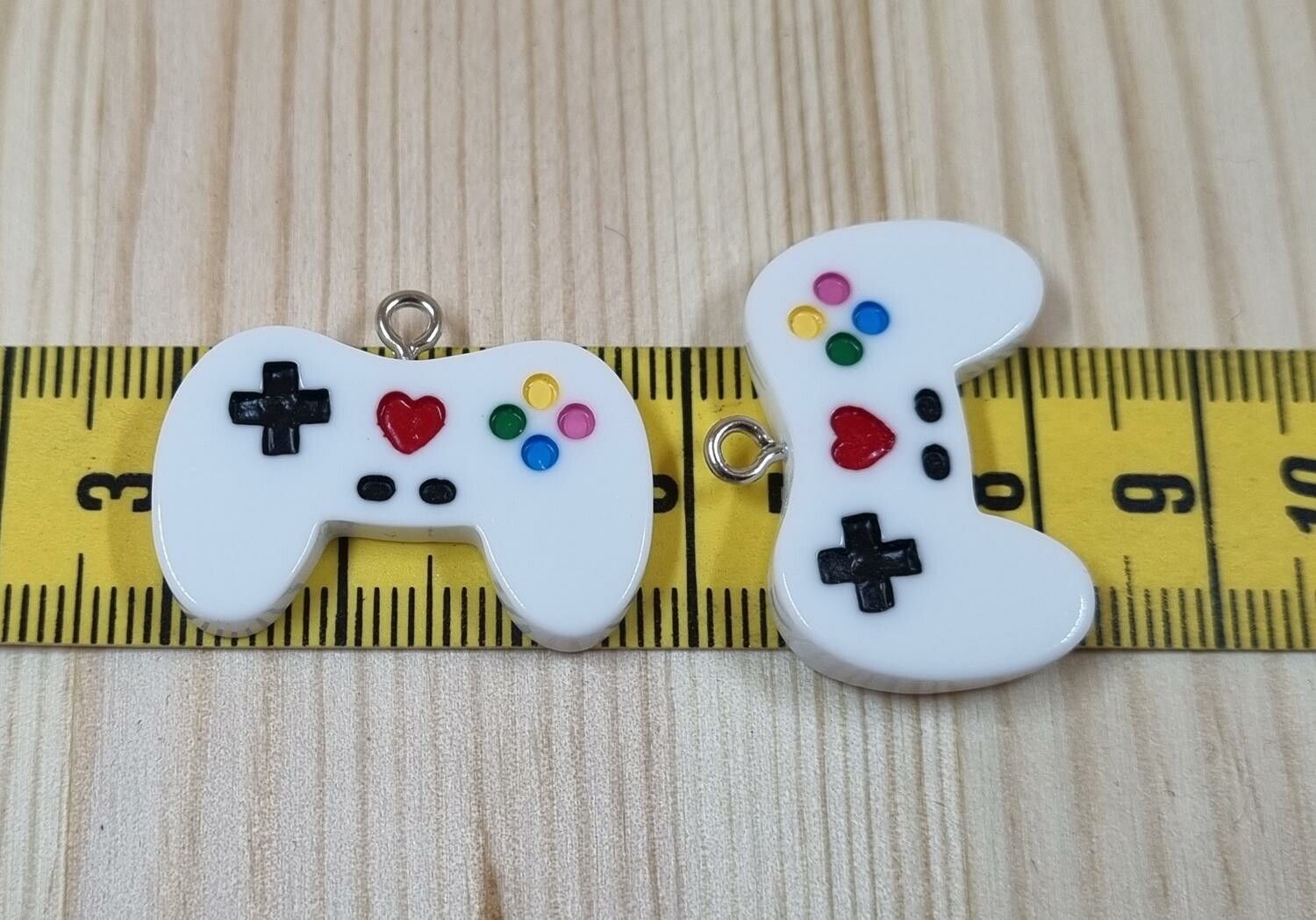 2 st Berlocker Handkontroller, hängen miniatyrer (vita)