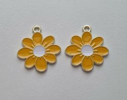 Vackra gula somriga blommor, berlocker hängen