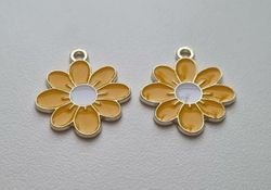 Vackra gula somriga blommor, berlocker hängen