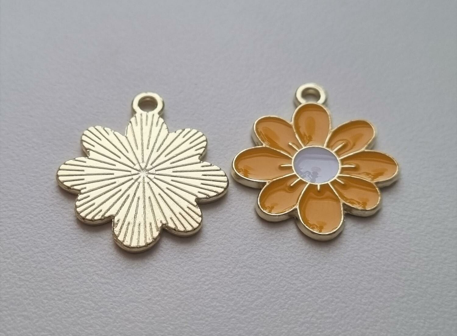 Vackra gula somriga blommor, berlocker hängen