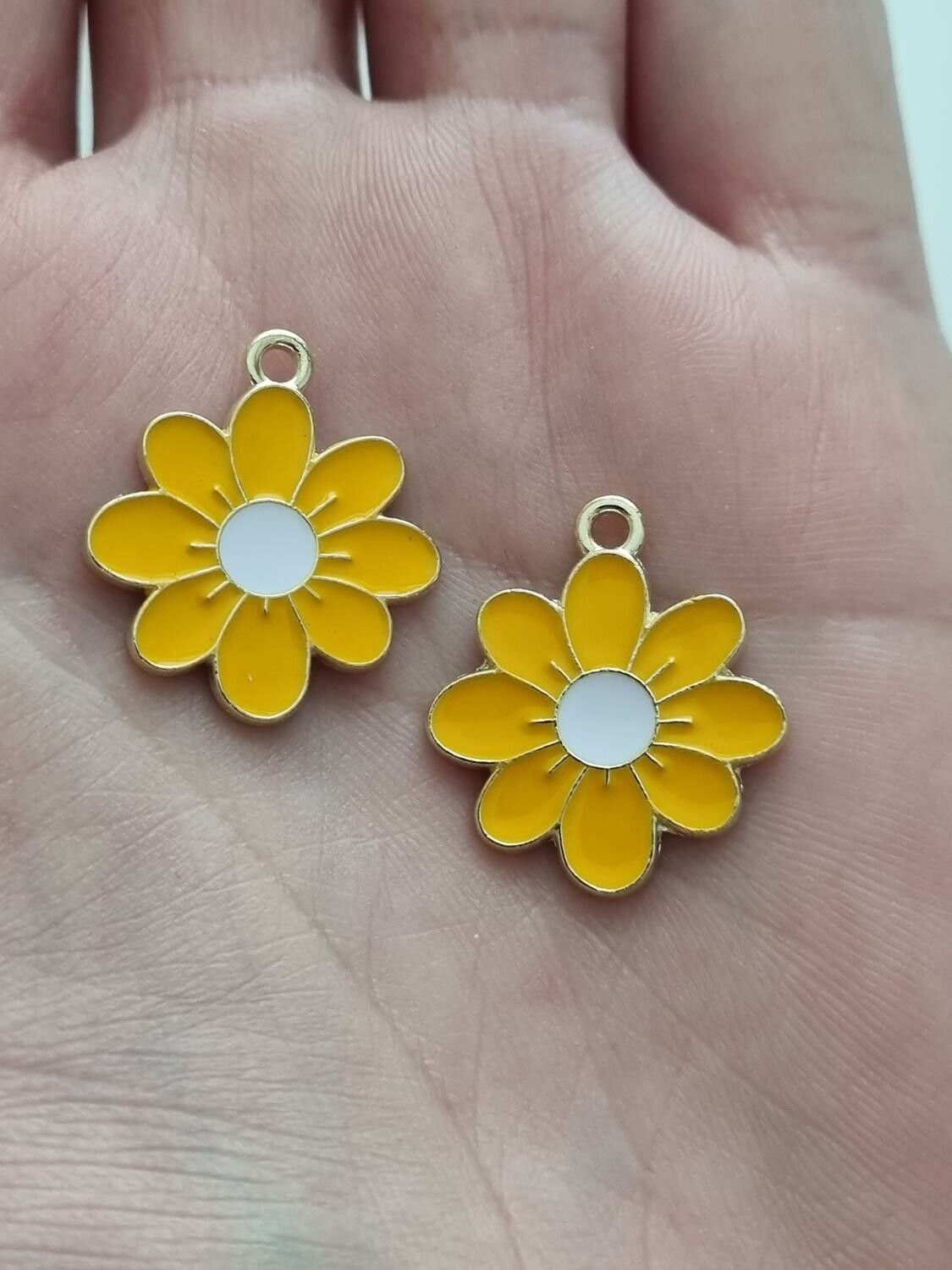 Vackra gula somriga blommor, berlocker hängen