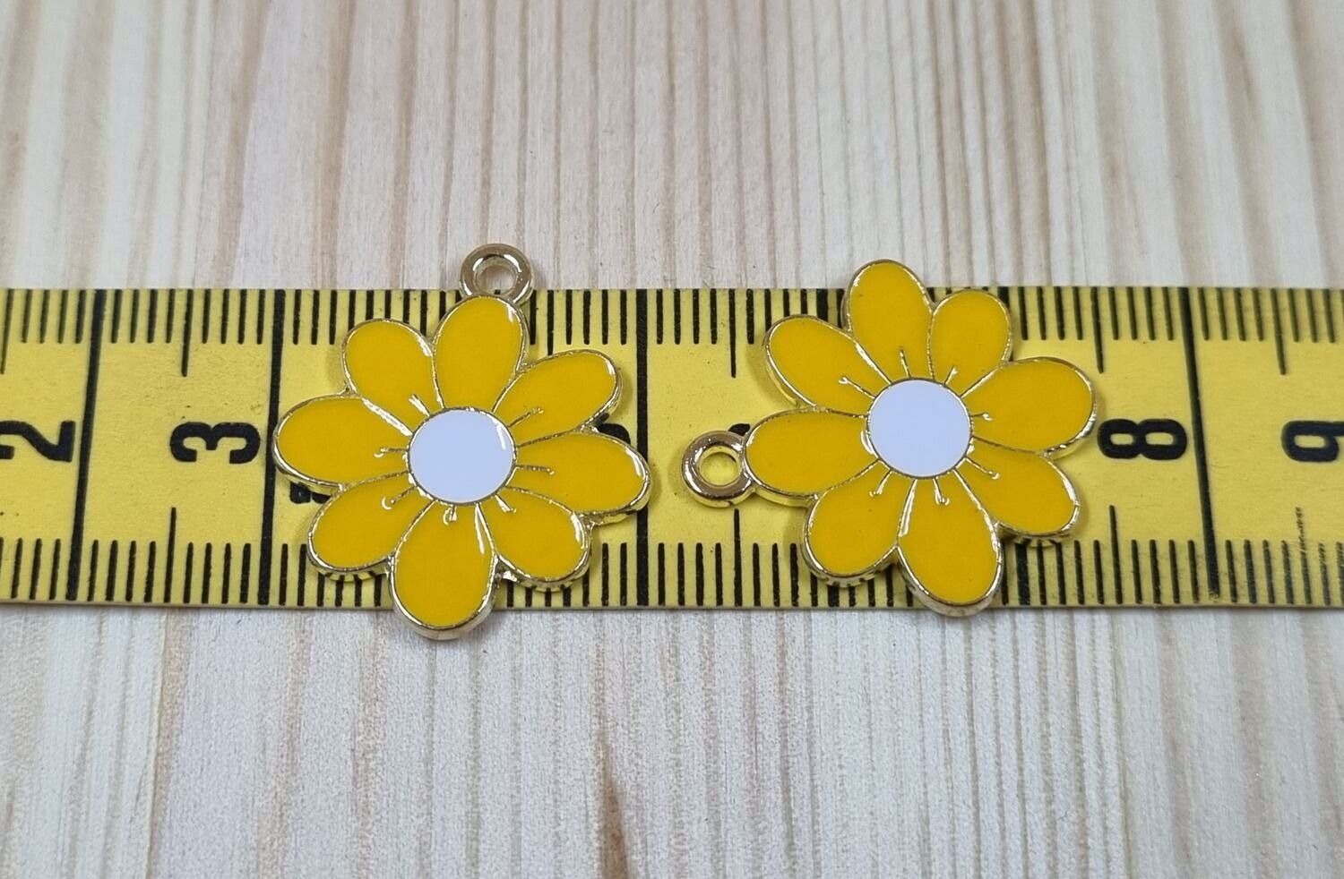 Vackra gula somriga blommor, berlocker hängen