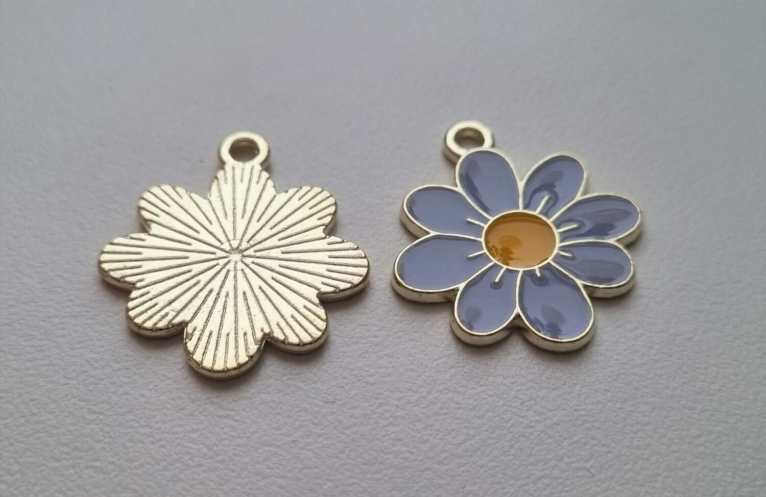 Vackra ljuslila somriga blommor, berlocker hängen