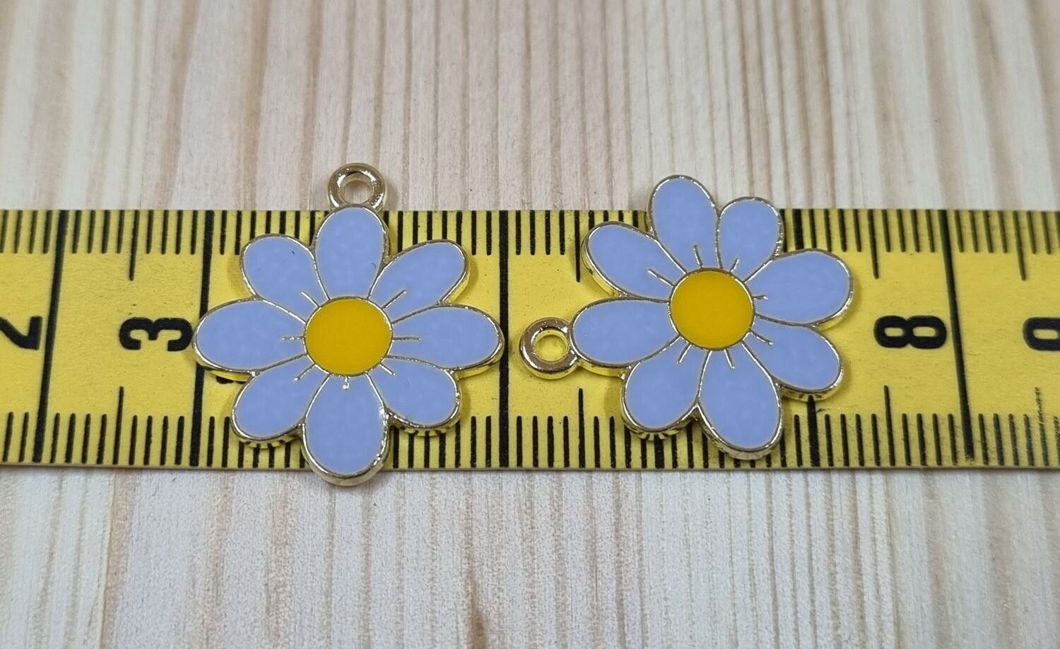 Vackra ljuslila somriga blommor, berlocker hängen