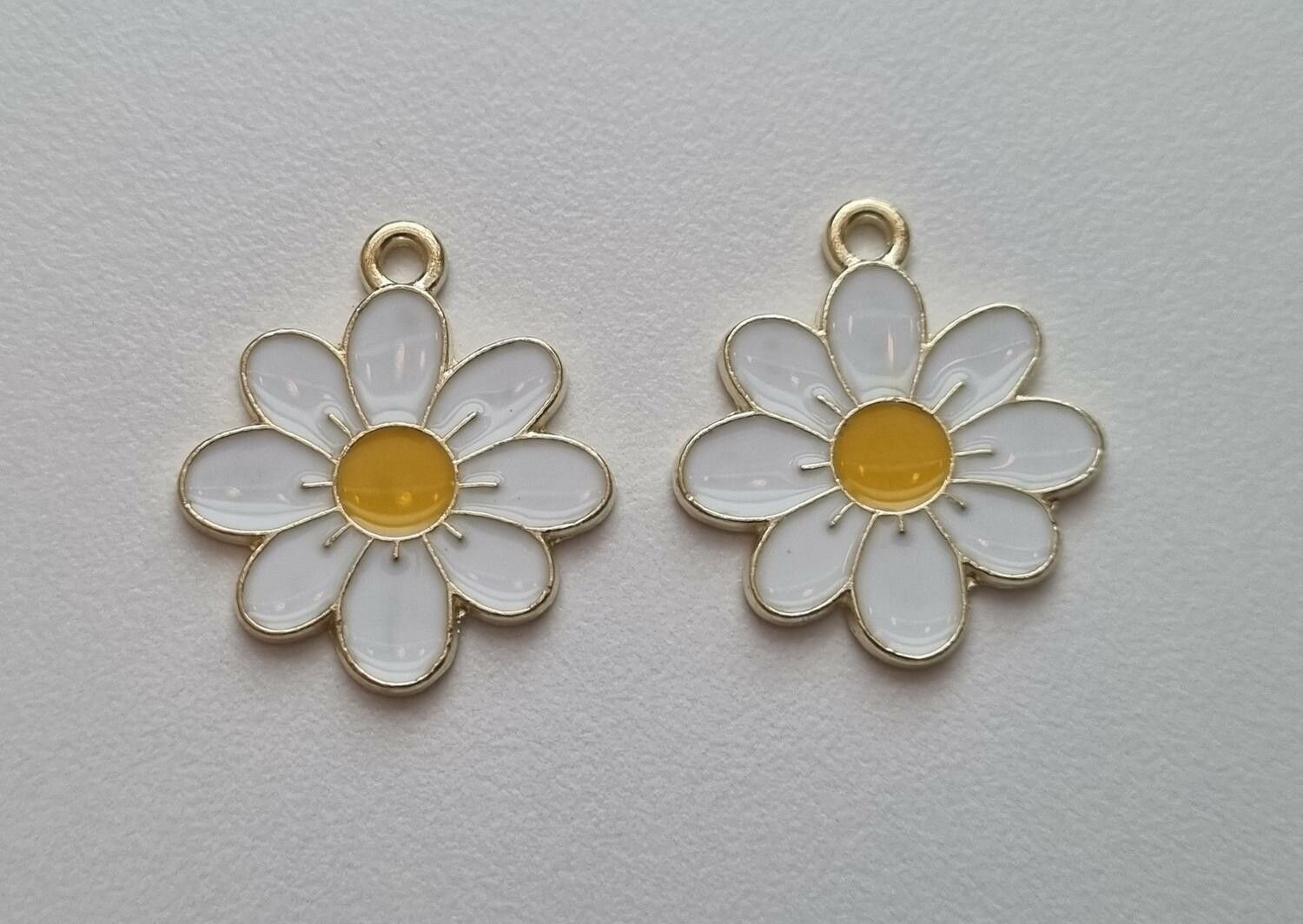 Vackra vita somriga blommor, berlocker hängen