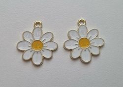 Vackra vita somriga blommor, berlocker hängen