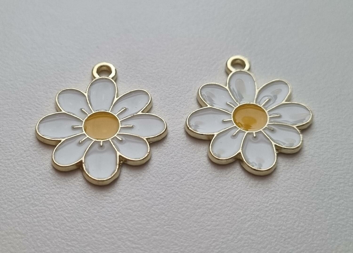 Vackra vita somriga blommor, berlocker hängen