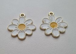 Vackra vita somriga blommor, berlocker hängen