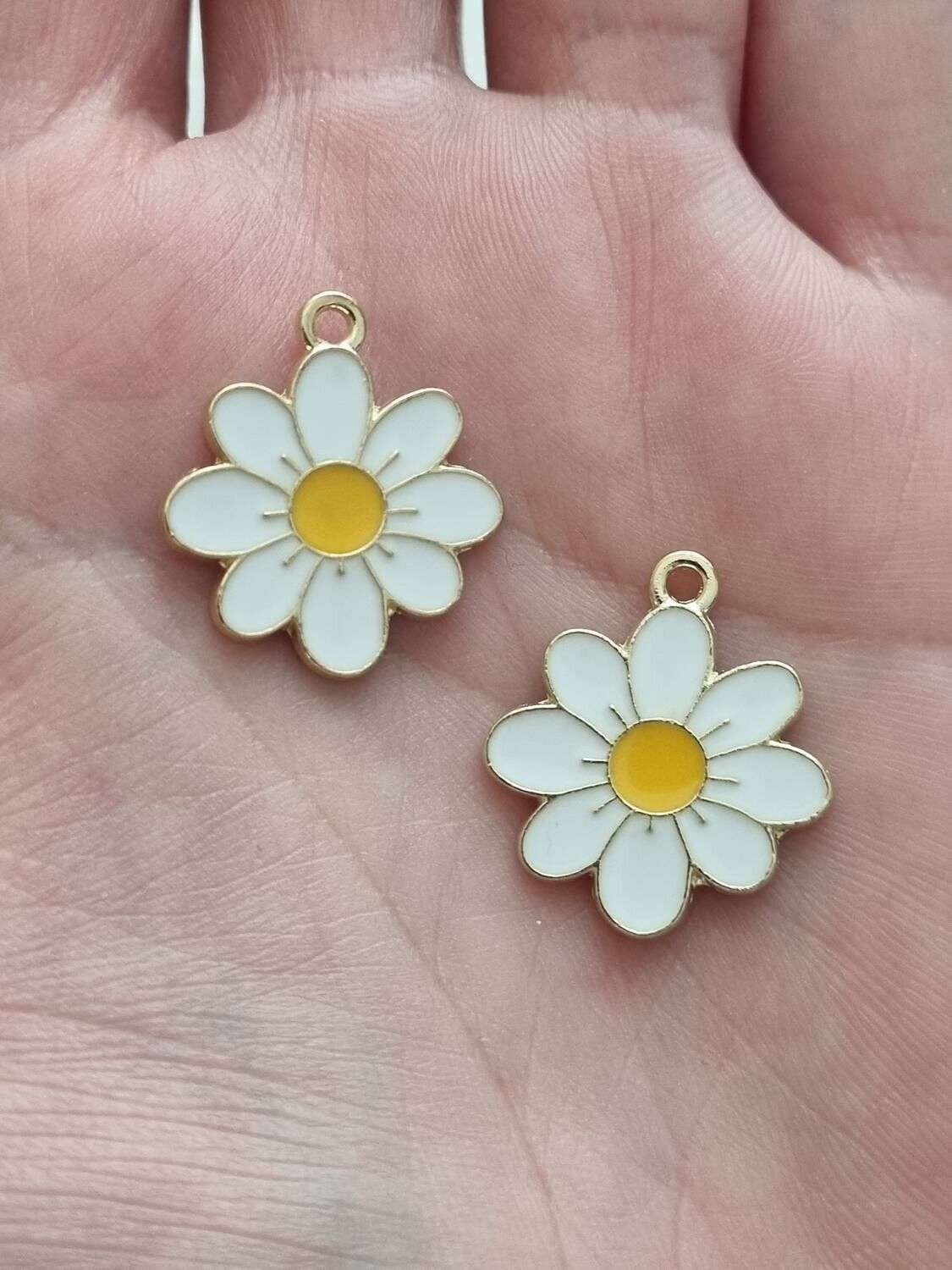 Vackra vita somriga blommor, berlocker hängen