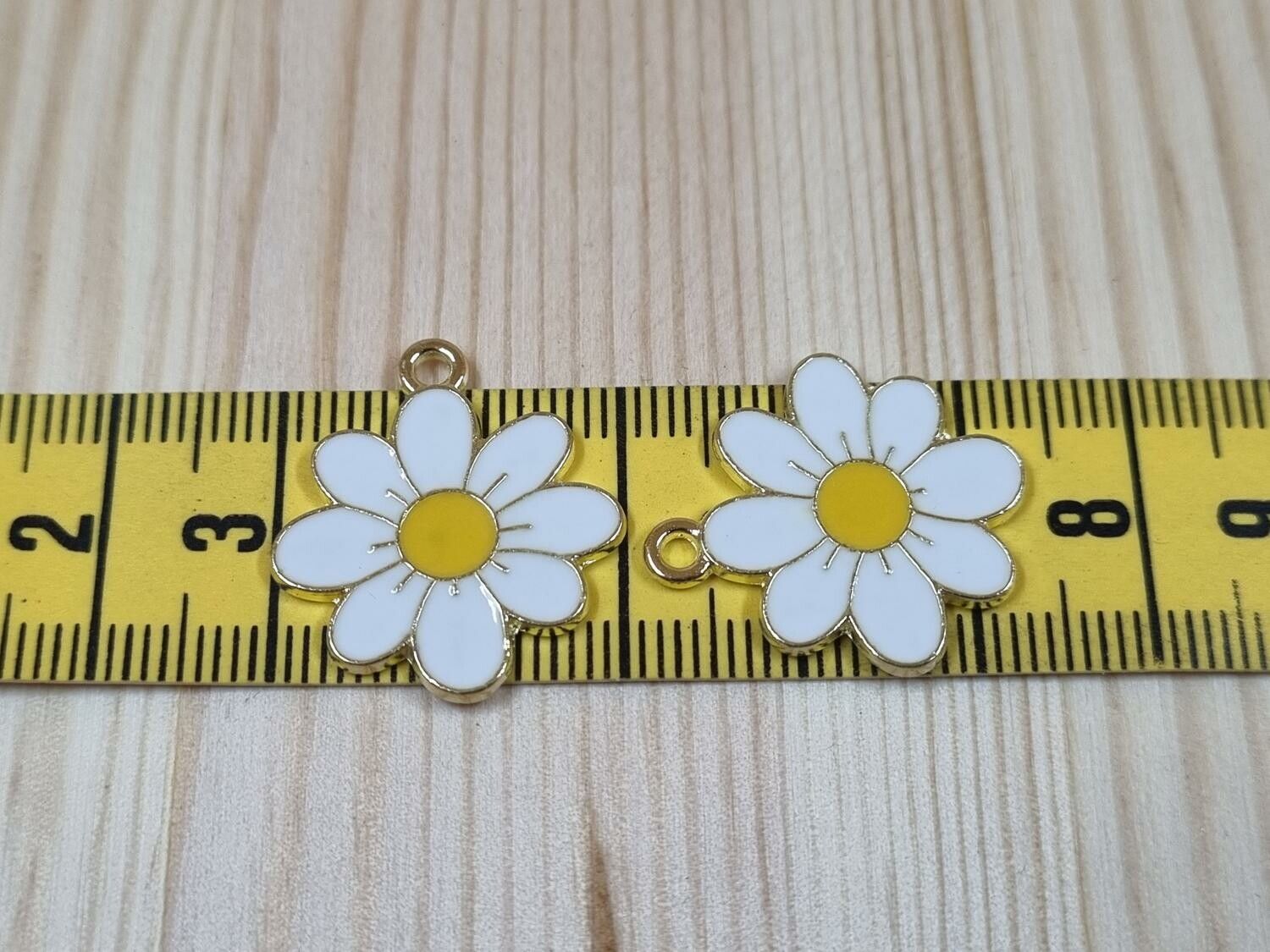 Vackra vita somriga blommor, berlocker hängen
