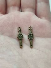 Bronsfärgade klockberlocker i steampunk