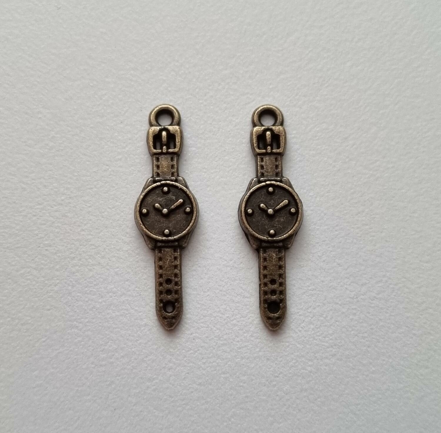 Bronsfärgade klockberlocker i steampunk