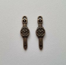 Bronsfärgade klockberlocker i steampunk