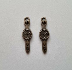 Bronsfärgade klockberlocker i steampunk