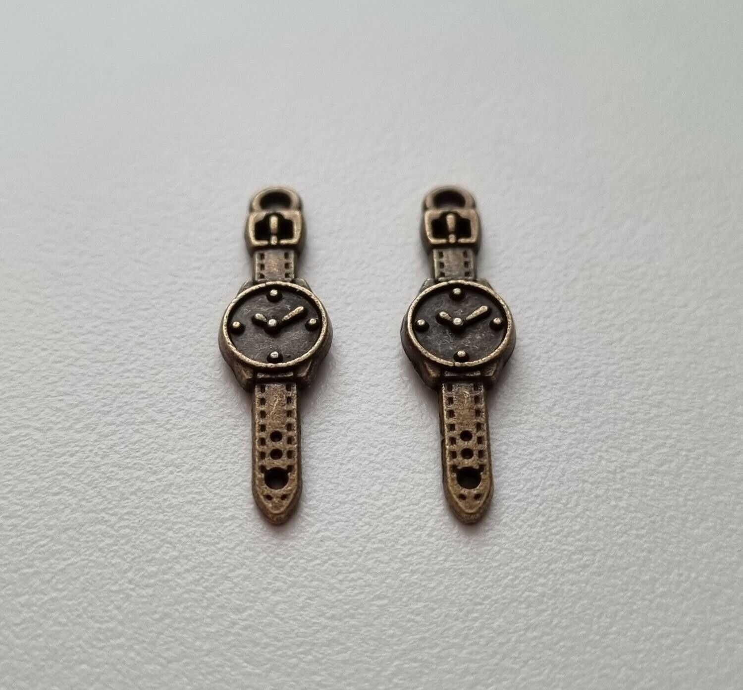 Bronsfärgade klockberlocker i steampunk