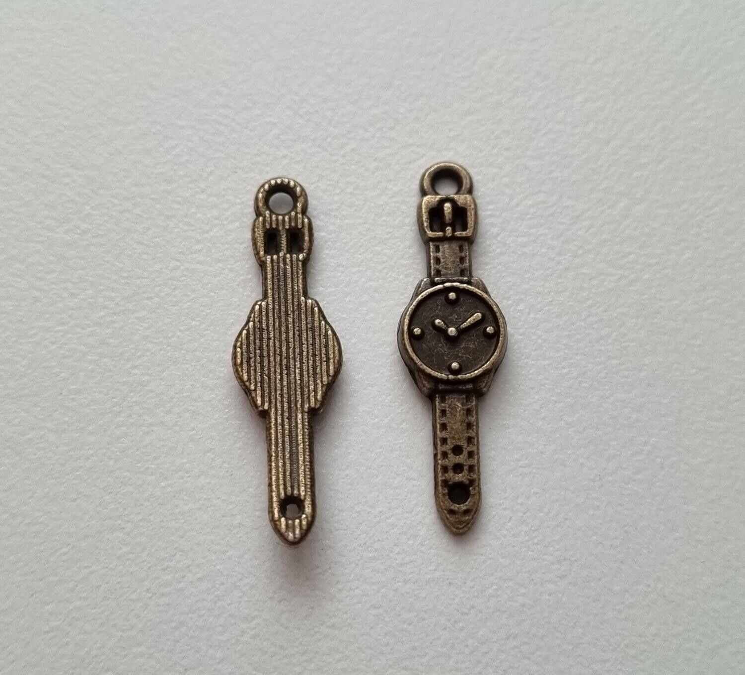 Bronsfärgade klockberlocker i steampunk