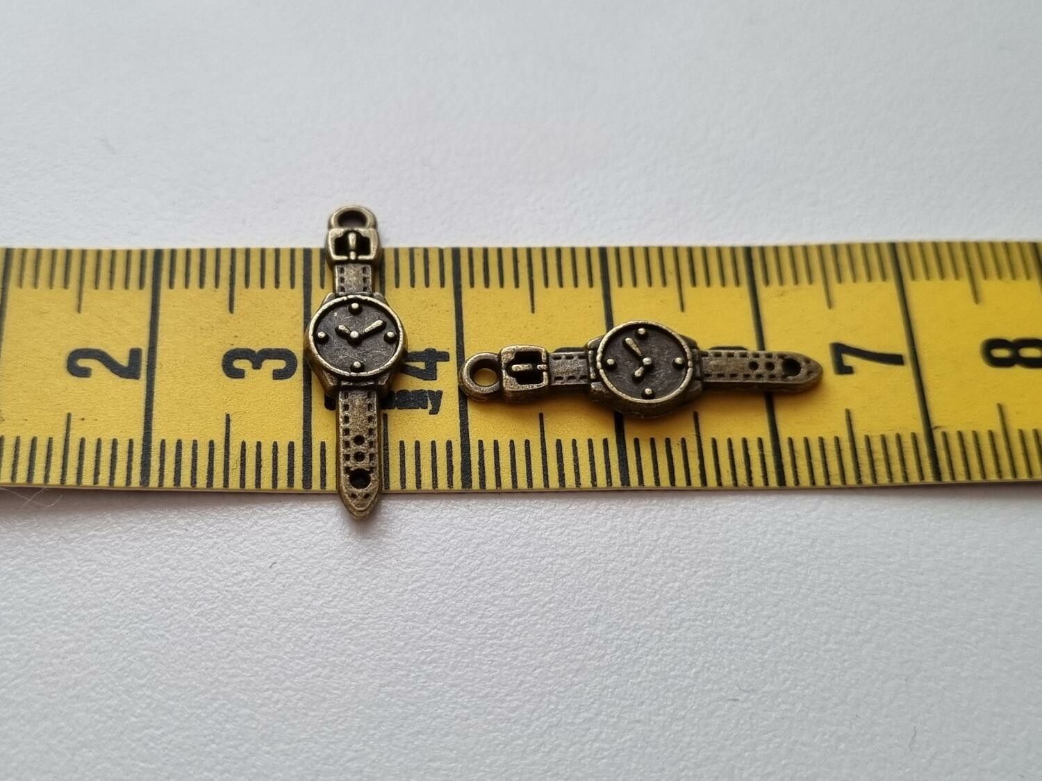 Bronsfärgade klockberlocker i steampunk