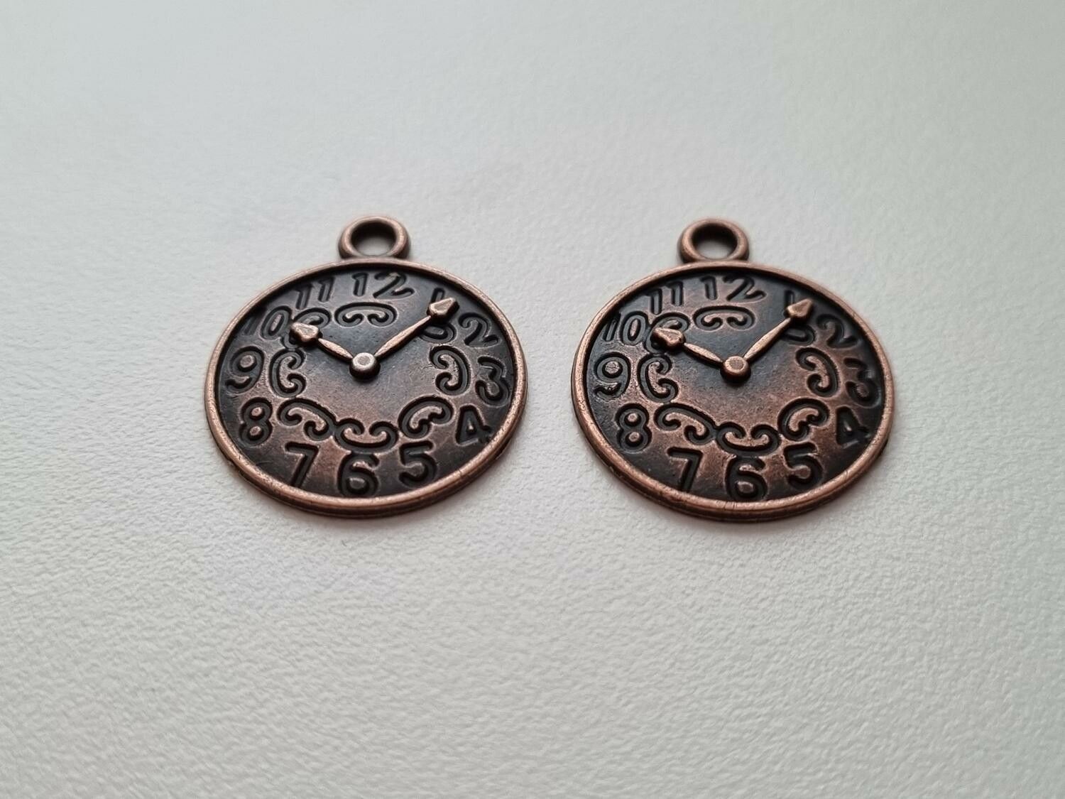 Härliga berlocker klockor i steampunk, kopparfärgade klockberlocker