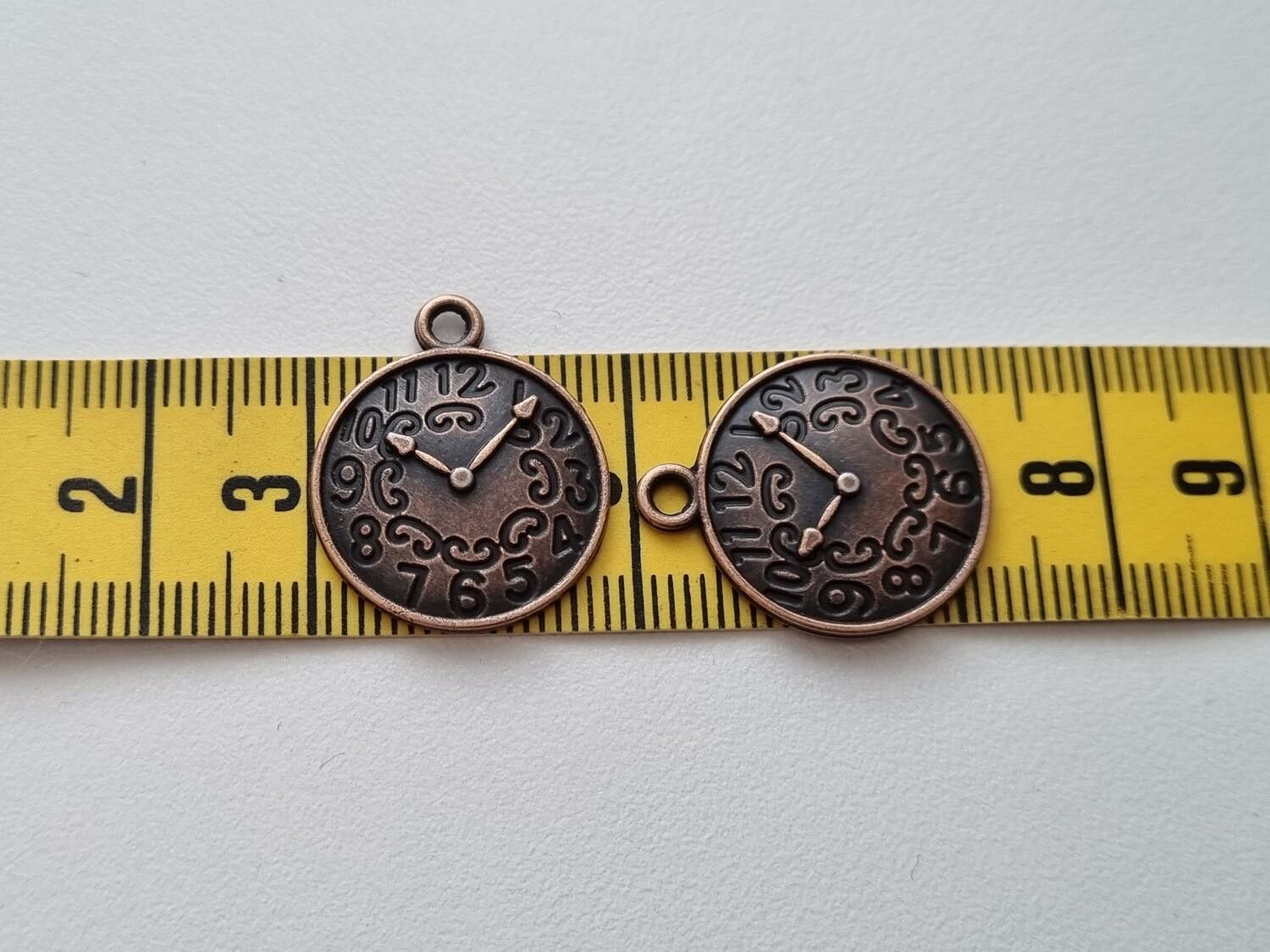 Härliga berlocker klockor i steampunk, kopparfärgade klockberlocker