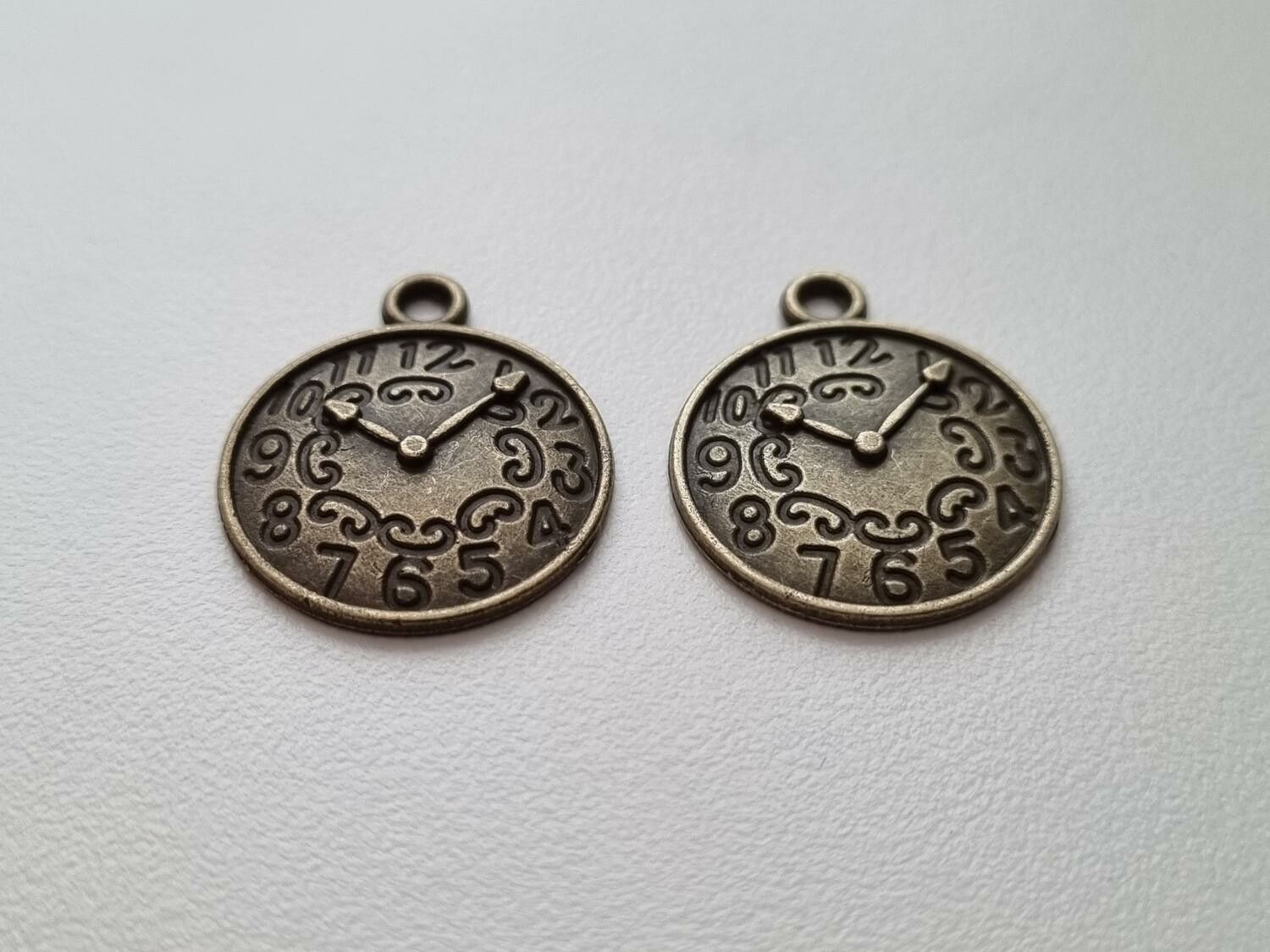 Härliga berlocker klockor i steampunk, bronsfärgade klockberlocker