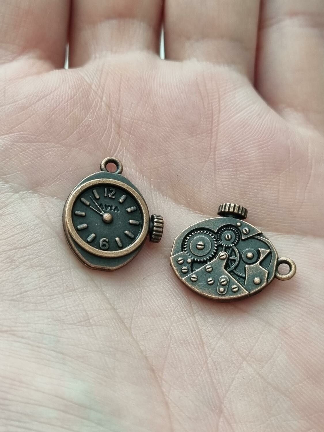 2 st fina berlocker klockor i steampunk, kopparfärgade klockberlocker