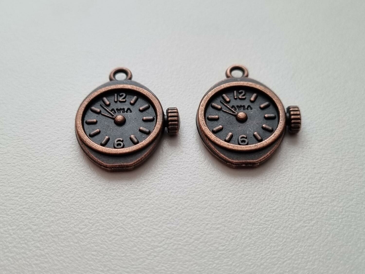 2 st fina berlocker klockor i steampunk, kopparfärgade klockberlocker