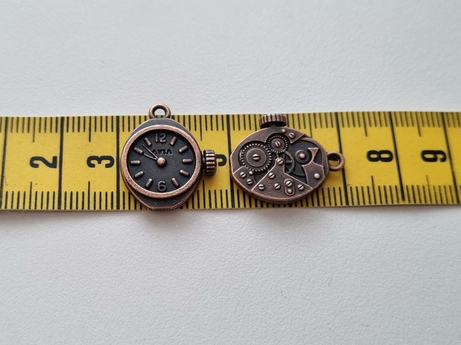 2 st fina berlocker klockor i steampunk, kopparfärgade klockberlocker