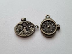 2 st fina berlocker klockor i steampunk, bronsfärgade klockberlocker